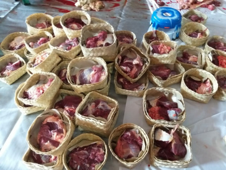 Pembagian Daging Kurban di Pasar Minggu Mulai Beralih Menggunakan Besek