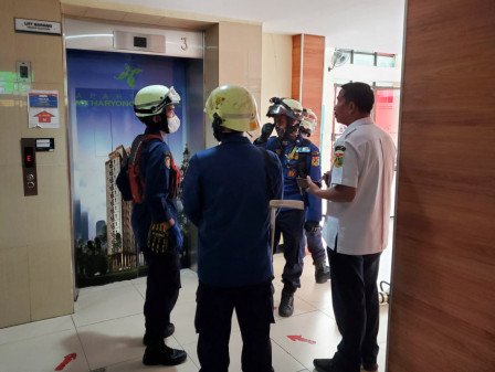 Petugas Gulkarmat Jaktim Evakuasi Orang Terjebak di Dalam Lift