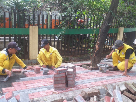Sudin Bina Marga Jaksel Perbaiki Trotoar di Jalan Wijaya X 