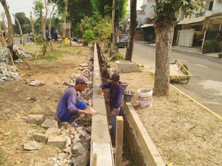 Peninggian Turap Saluran Jalan Pelepah Asri 1 Rampung Awal Oktober