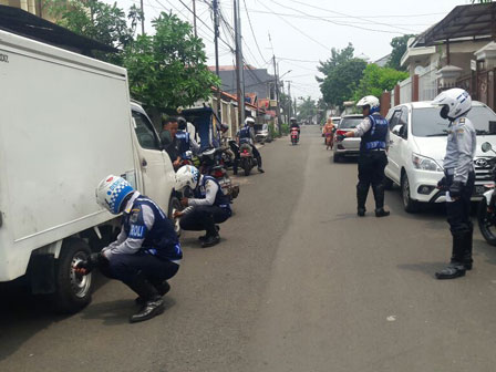 8 Mobil Parkir Liar Di Duren Tiga Diderek Petugas