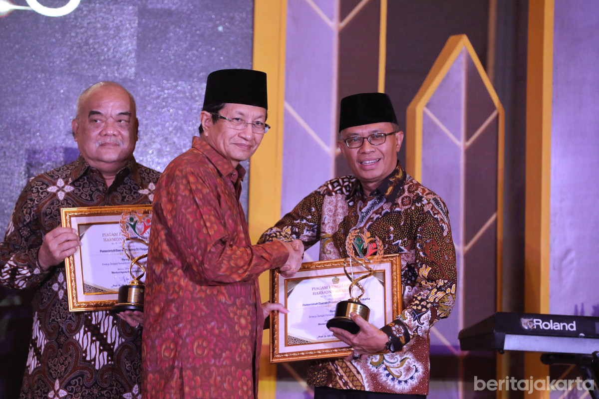 Kepala Badan Kesbangpol DKI Jakarta mewakili gubernur menerima Harmony Award 2025
