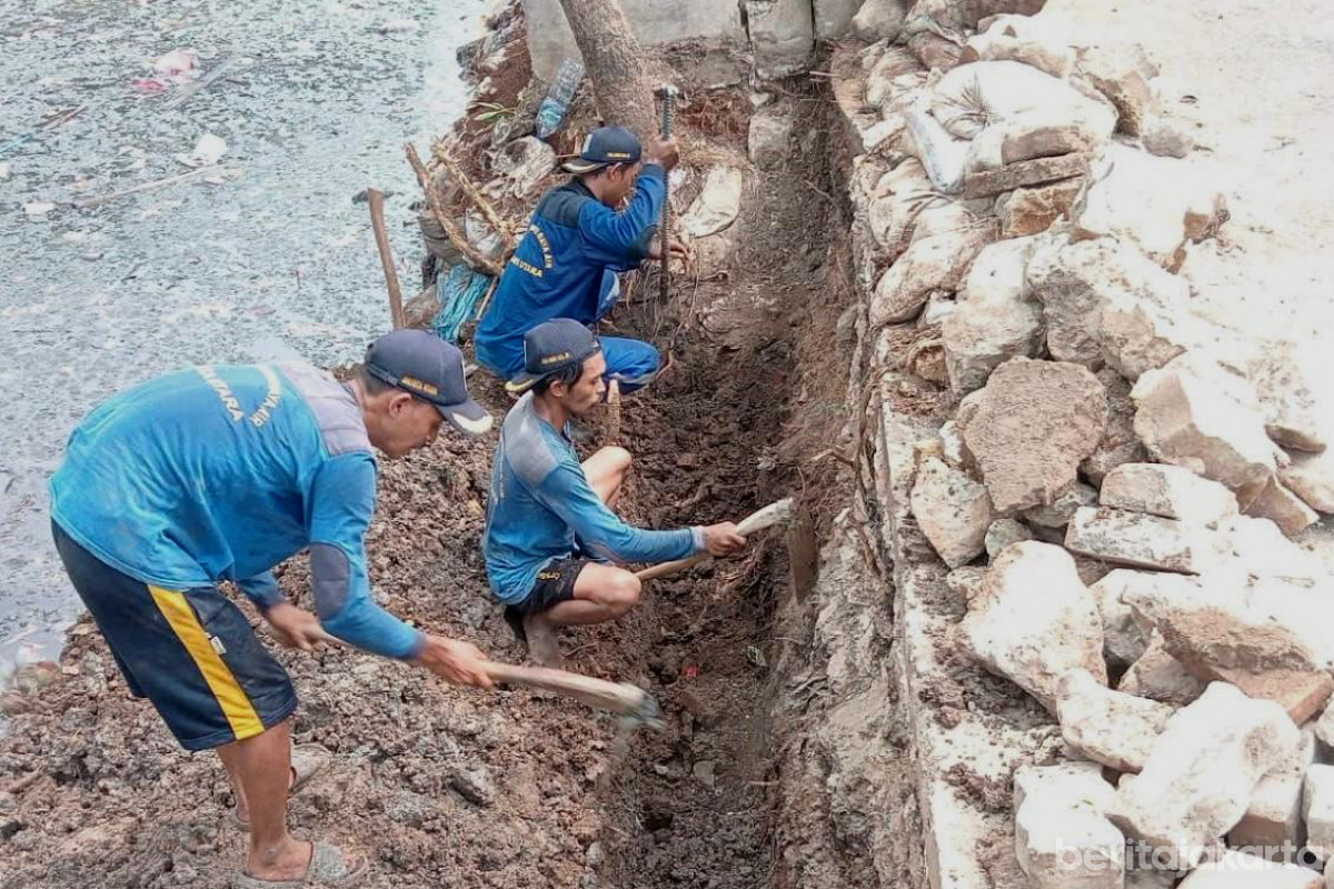 Turap Longsor di Phb Kali Cakung Lama Diperbaiki