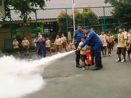 175 Siswa SDN Cilandak Barat 15 Ikuti Pelatihan Pemadaman Kebakaran