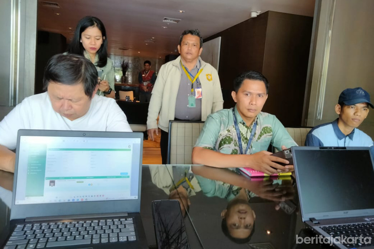 Warga memanfaatkan layanan dukcapil di Apartemen Verde, Karet