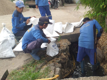 Saluran Air di Jalan Lingkar Luar Barat Rawabuaya Diperbaiki
