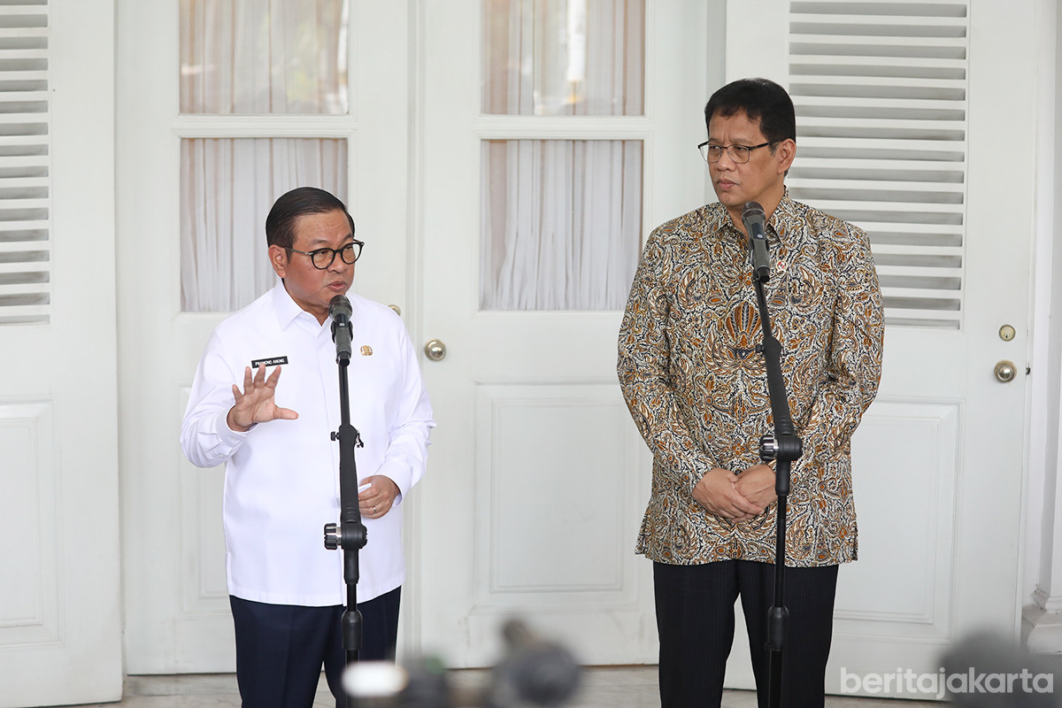 Pramono memberikan keterangan  usai melakukan pertemuan dengan Menteri Keuangan Purbaya Yudhi Sadewa