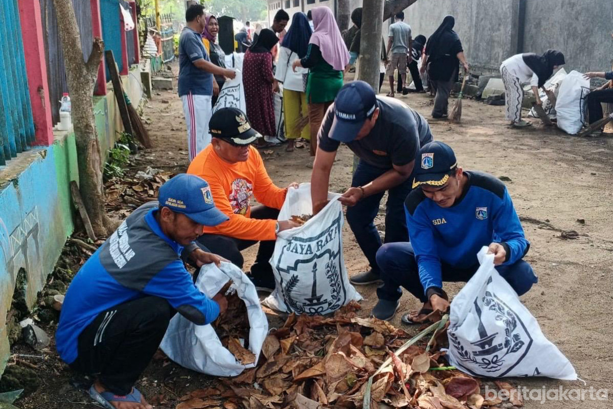 Kerja Bakti di Pulau Kelapa kepulauan seribu