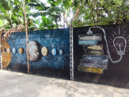 Kelurahan Sunter Jaya Percantik Jalan Mandor Iren Dengan Mural 