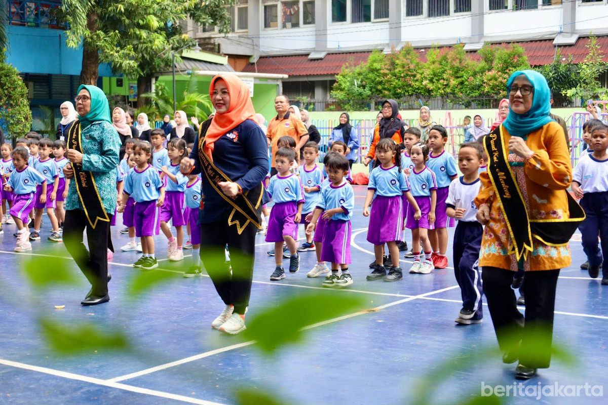 Bunda Literasi Jakarta Pusat, Witri Yenny Arifin ke Sekolah Satu Atap SDN Menteng 03