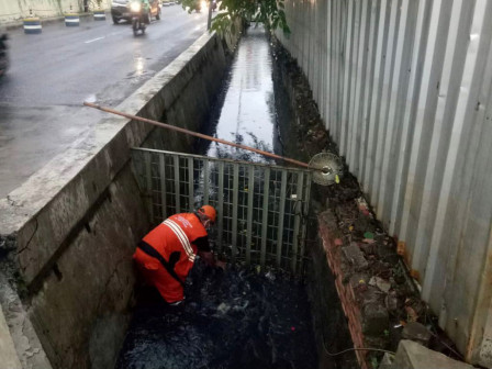 PPSU Karet Tengsin Bersihkan Saluran Usai Hujan 