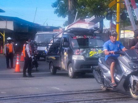 Delapan Personel Dishub Dikerahkan Jaga di Pelintasan KA Semanan