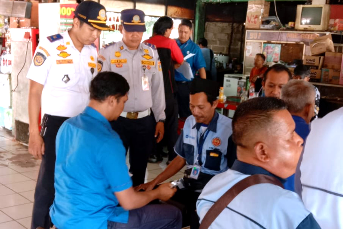 Pramudi Mikro Trans mengikuti Tes Urin di Terminal Bus Kampung Rambutan
