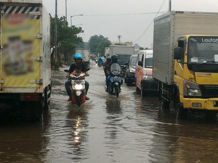  Jalan Kampung Bandan Tergenang 25 Sentimeter