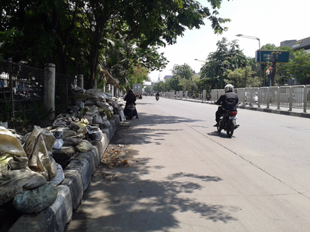 Ratusan Karung Pasir Berada Diatas Jalur Pedestrian Jalan Enggano