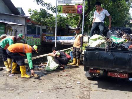  Dampak Banjir Sudin LH Jaksel Angkut 20,2 Ton Sampah 