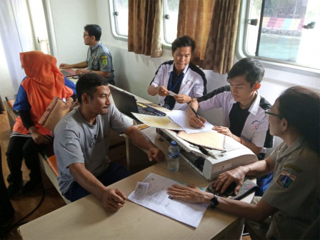 Warga Manfaatkan Pelayanan Terpadu Keliling di Pulau Karya