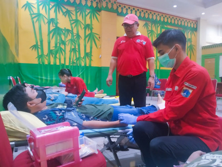 100 Warga Pondok Bambu Berpartisipasi di Kegiatan Donor Darah LMK 