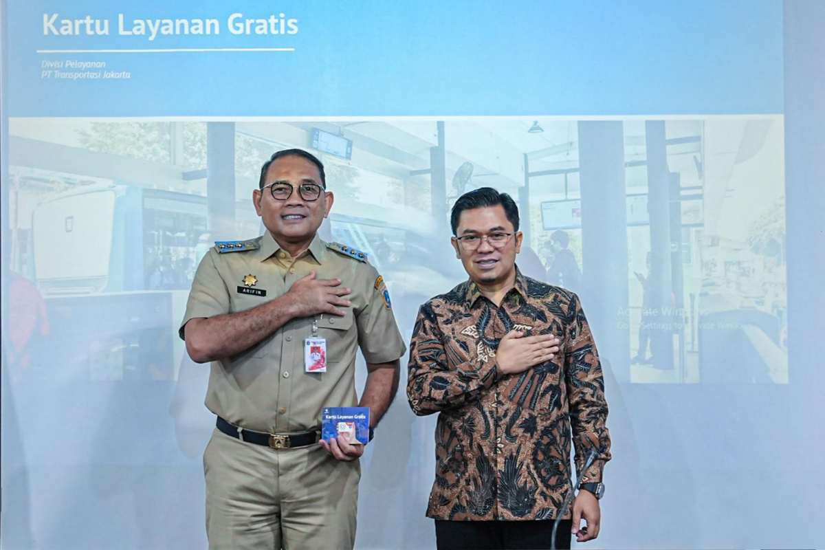 Wali Kota Jakpus secara simbolis menerima Kartu Layanan Gratis (KLG) dari PT Transjakarta