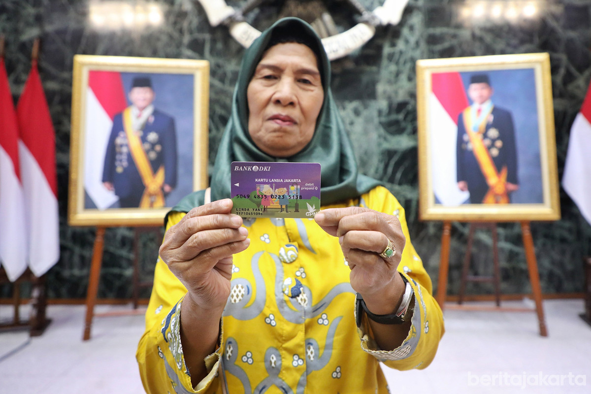 Salah satu penerima manfaat Kartu Lansia Jakarta (KLJ)