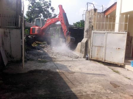 Tembok Jembatan Pembatas di Jl Kemandoran I Dibongkar