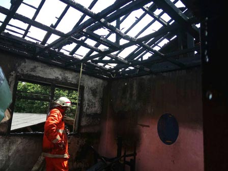 Kosleting Listrik, Satu Rumah Ludes Terbakar 