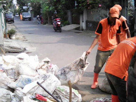 Saluran Air di Jl Mardani Dibersihkan