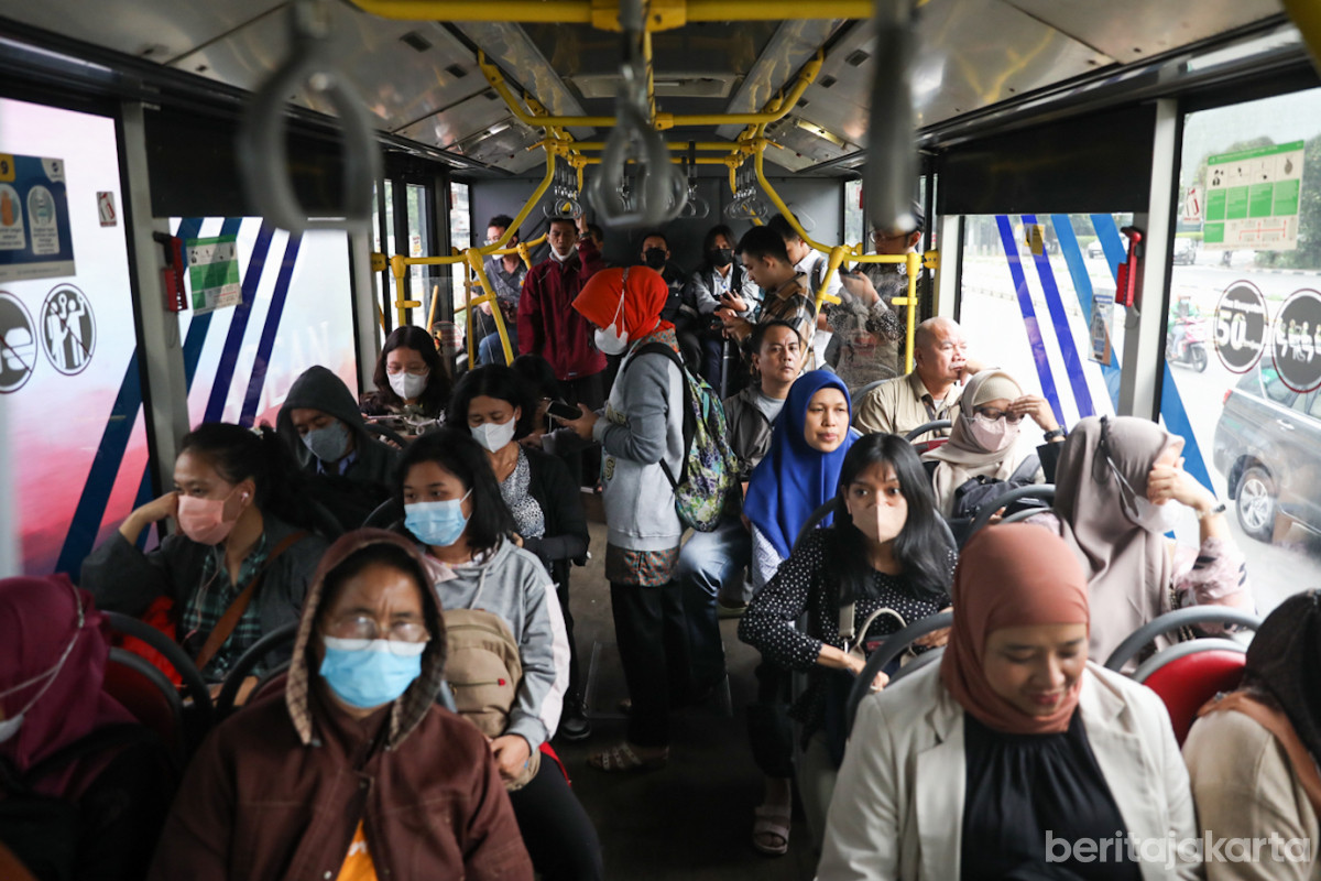 https://multimedia.beritajakarta.id/photo/2014_508c75c8507a2ae5223dfd2faeb98122/Penumpang memadati Bus Transjakarta