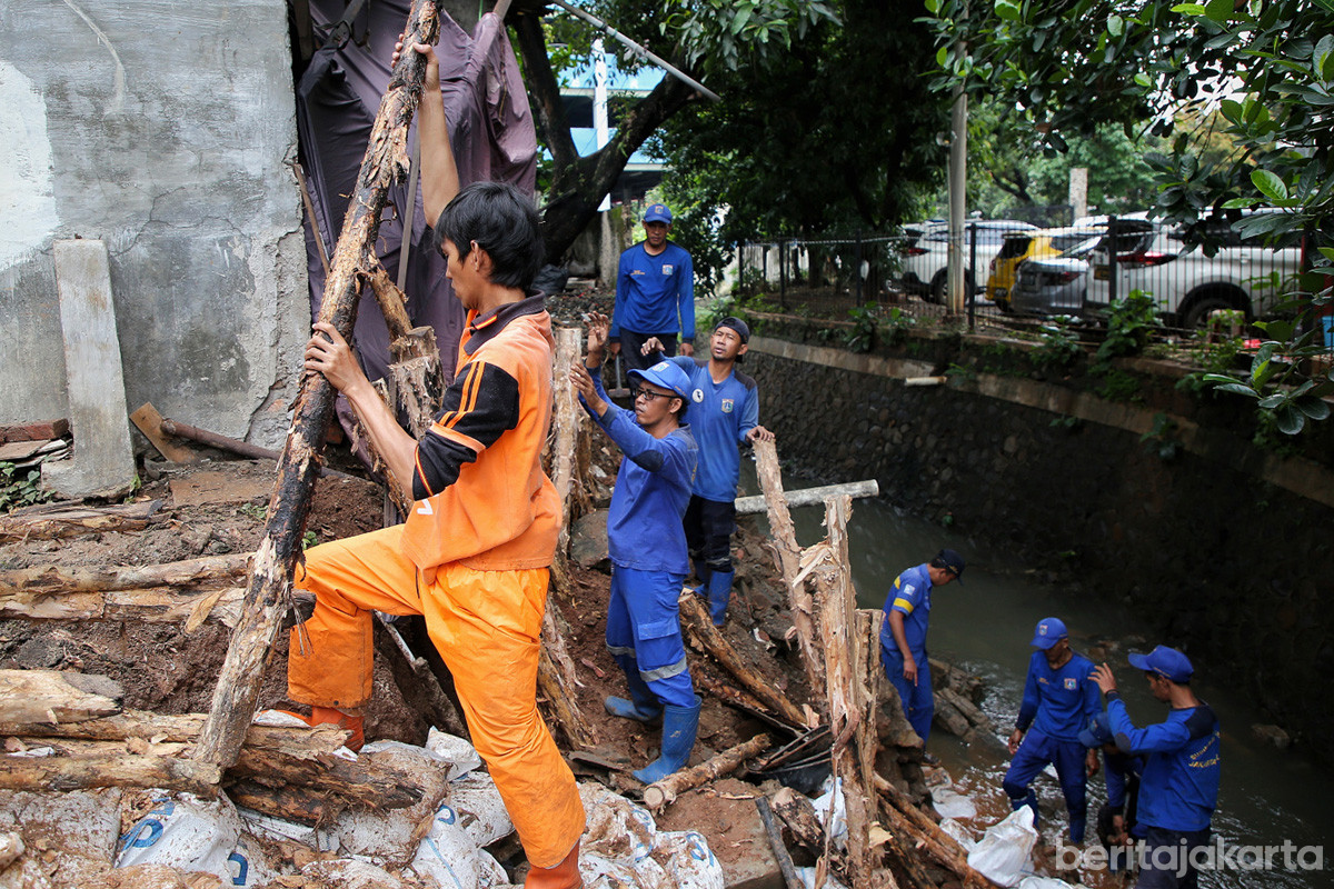Petugas gabungan memasang kayu dolken untuk penahan longsor sementara