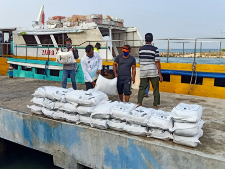 Kelurahan Pulau Pari Salurkan 1.190 Paket Bantuan Beras dari Pemprov DKI