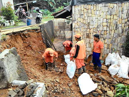 Hujan Deras, Longsor di 3 Lokasi di Jaktim