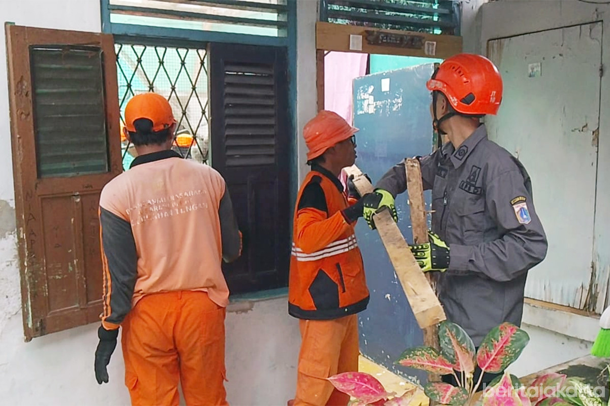 Petugas gabungan bersihkan puing atap rumah ambruk di Kelurahan Tengah