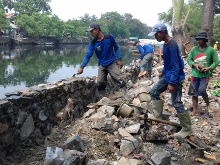  Sudin SDA Jakut Tinggikan Turap Kali Sunter 70 Sentimeter