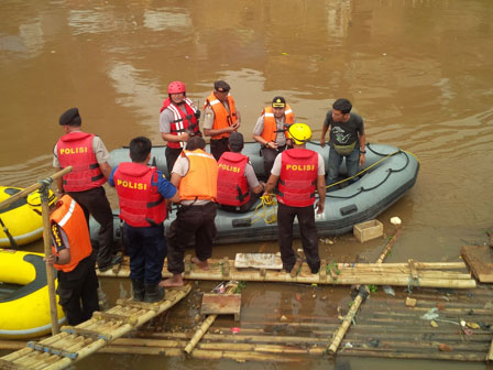 115 Petugas Gabungan Gelar Simulasi Penanganan Banjir