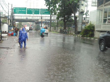  Sudin SDA Jakbar Tangani Genangan Air di Jalan Gedong Panjang 