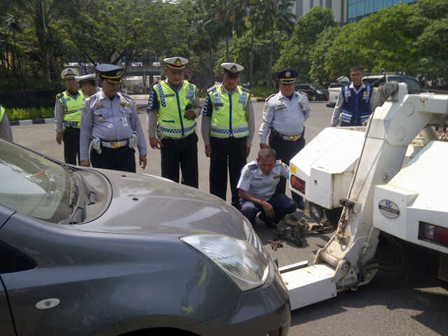 Petugas Gabungan Gelar Razia Parkir Liar di Matraman