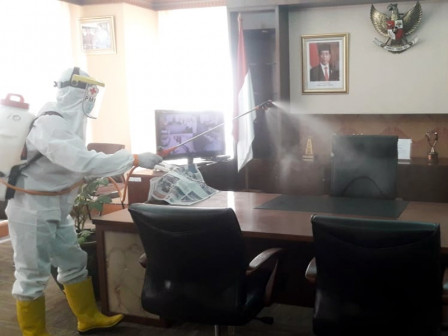  Kantor Wali Kota Jakbar di Semprot Disinfektan 
