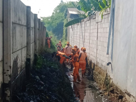 PPSU Bersihkan Tanaman Liar Sumbat Saluran Air di Cilangkap 