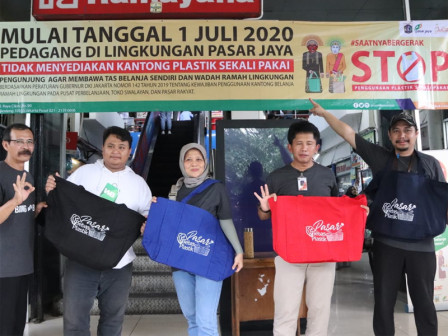 Program Pasar Bebas Plastik Diluncurkan di Pasar Tebet Barat