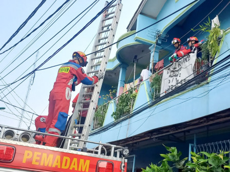 Gulkarmat Jaktim Evakuasi Warga Meninggal Dunia di Rumahnya 