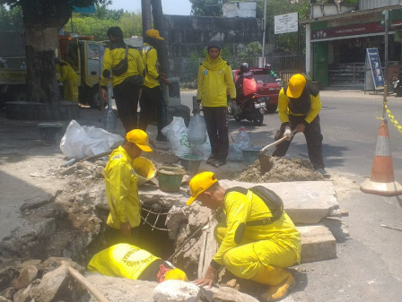 Turap Ambrol Saluran di Jalan Kemangisan Raya Diperbaiki 