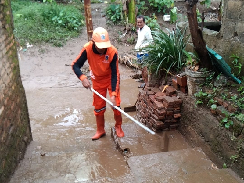  Pasukan Oranye Bersihkan Lumpur Sisa Genangan di Pejaten Timur