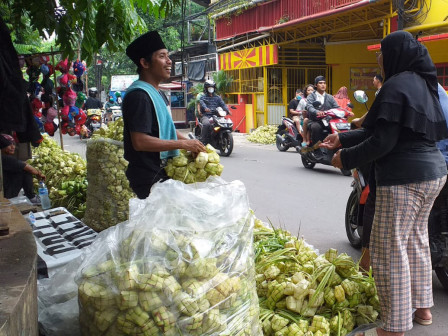 Pedagang Sarang Ketupat Banjiri Kawasan Pasar Cengkareng 