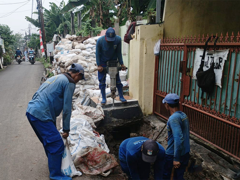  Sudin SDA Jakpus Normalisasi Saluran di Jalan Karet Pasar Baru Barat 2