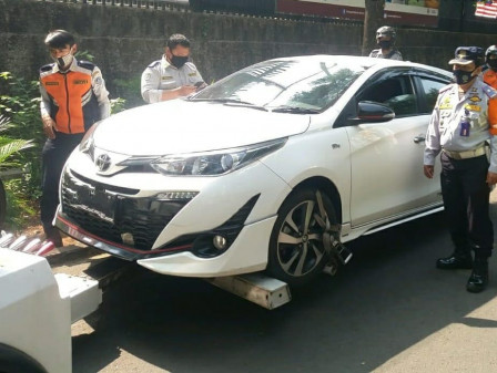 11 Kendaraan Roda Empat diderek Petugas Sudin Perhubungan Jakarta Selatan