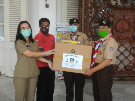 Pramuka Cabang Jakut Sumbang 3.000 APD ke Pemprov DKI