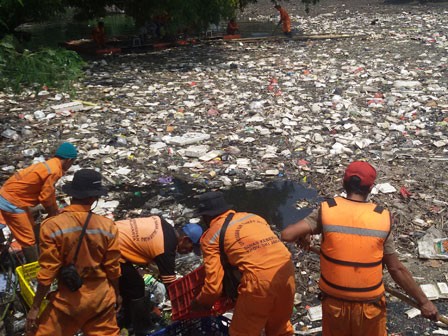  Diguyur Hujan, Kali Sekretaris Dipenuhi Sampah