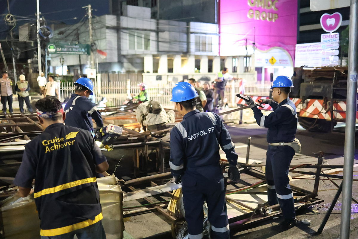 Penertiban reklame rawan roboh di Jakarta