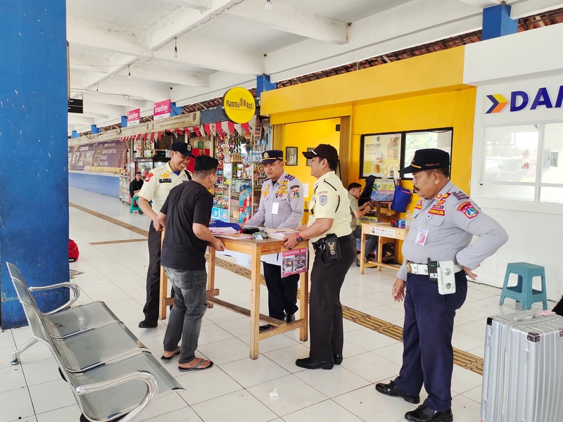 10 Loket Bayangan di Terminal Bus Kampung Rambutan Ditertibkan