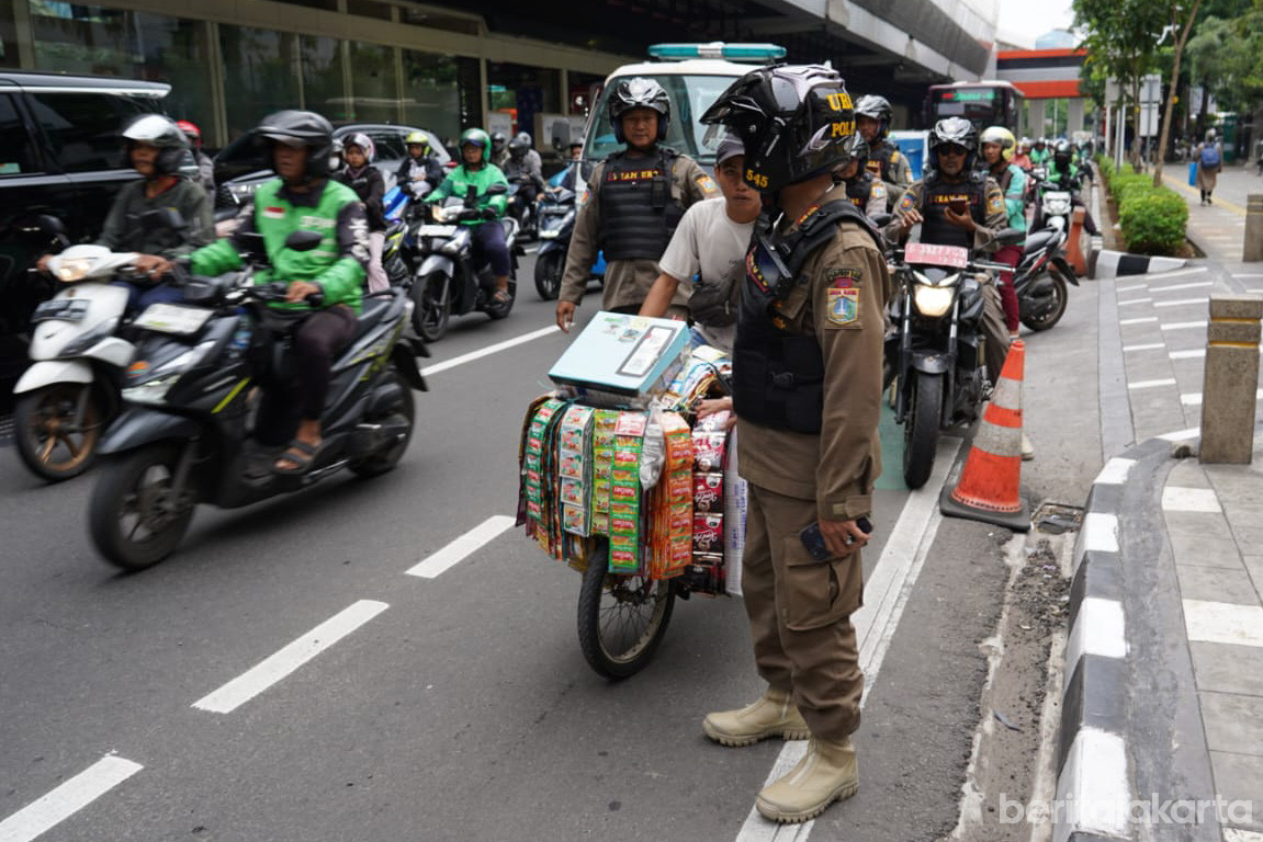 PKL Liar di sepanjang Jalan HR Rasuna Said dihalau petugas